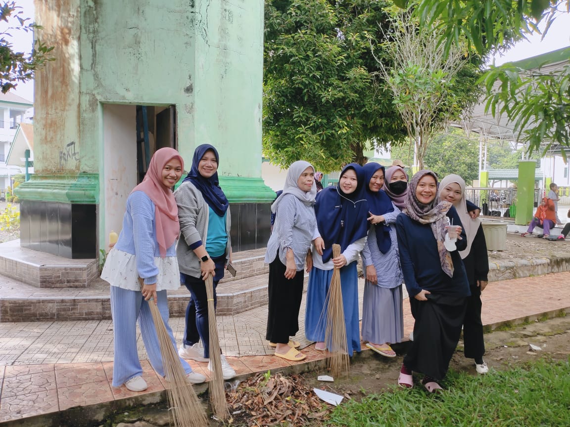 Sambut Idul Adha, FEBI IAIN Palopo Ikuti Kerja Bakti di Masjid Alauddin