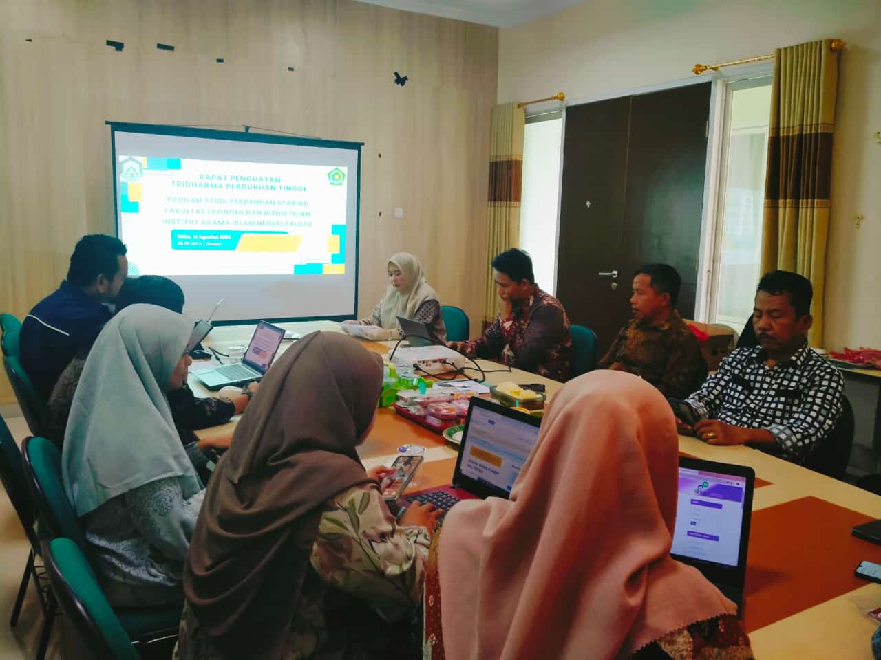 Program Studi Perbankan Syariah, Fakultas Ekonomi dan Bisnis Islam (FEBI) IAIN Palopo menggelar kegiatan bertajuk “Penguatan Tridharma Perguruan Tinggi Prodi Perbankan Syariah FEBI IAIN Palopo”