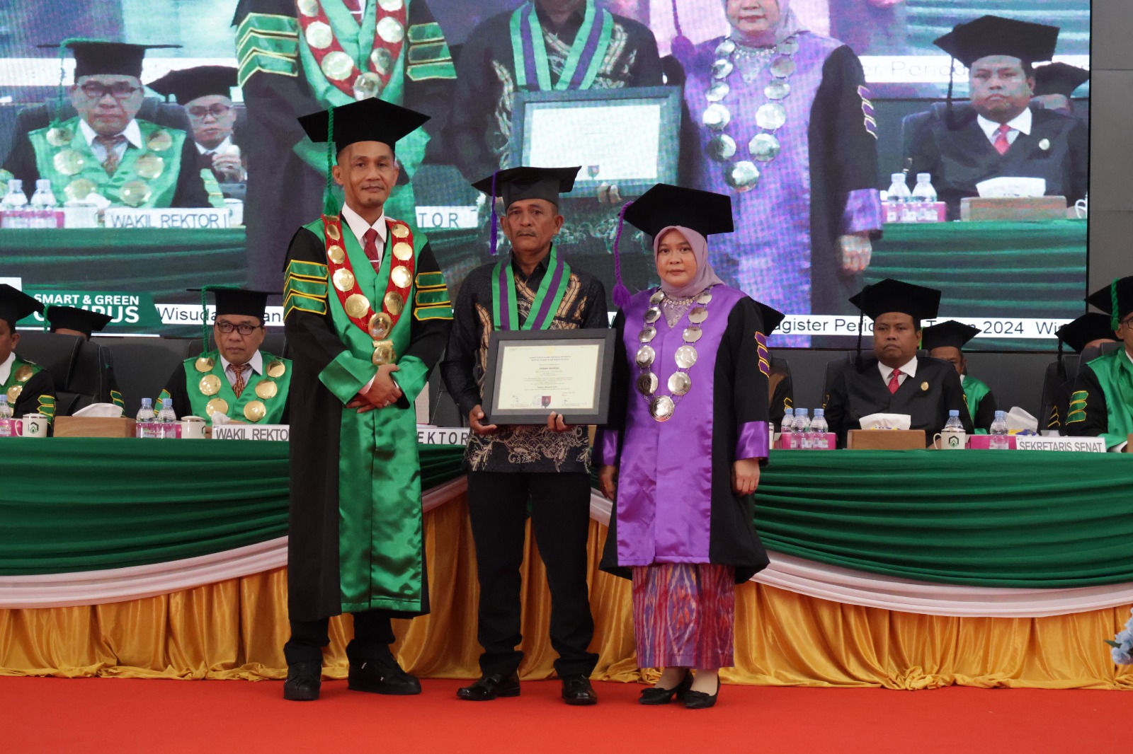 Rektor Kukuhkan 103 Wisudawan FEBI IAIN Palopo Periode III Tahun 2024