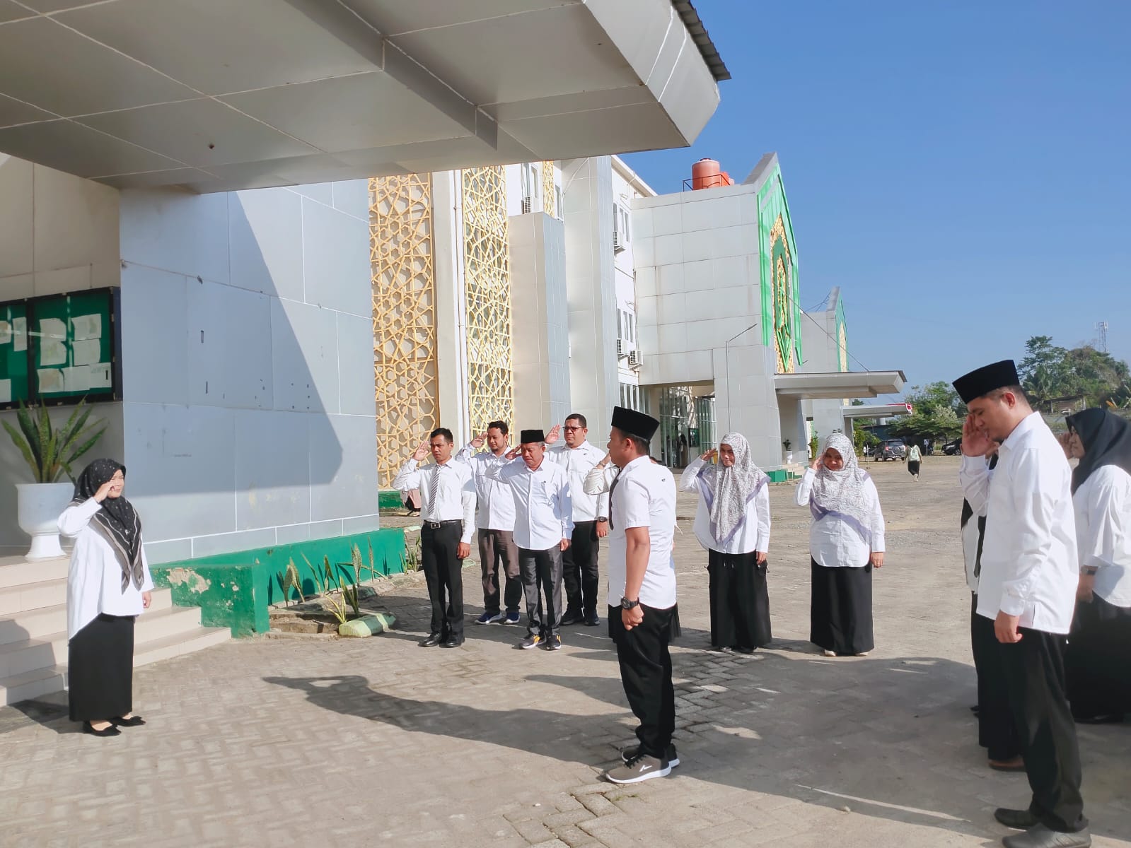 FEBI IAIN Palopo Laksanakan Apel Rutin, Dekan Tekankan Pentingnya Kebersihan dan Penghijauan