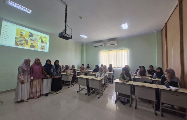 Kolaborasi Inspiratif: Mereview Produk Penjualan Mahasiswa Kewirausahaan Bersama Owner Sukses di Kelas