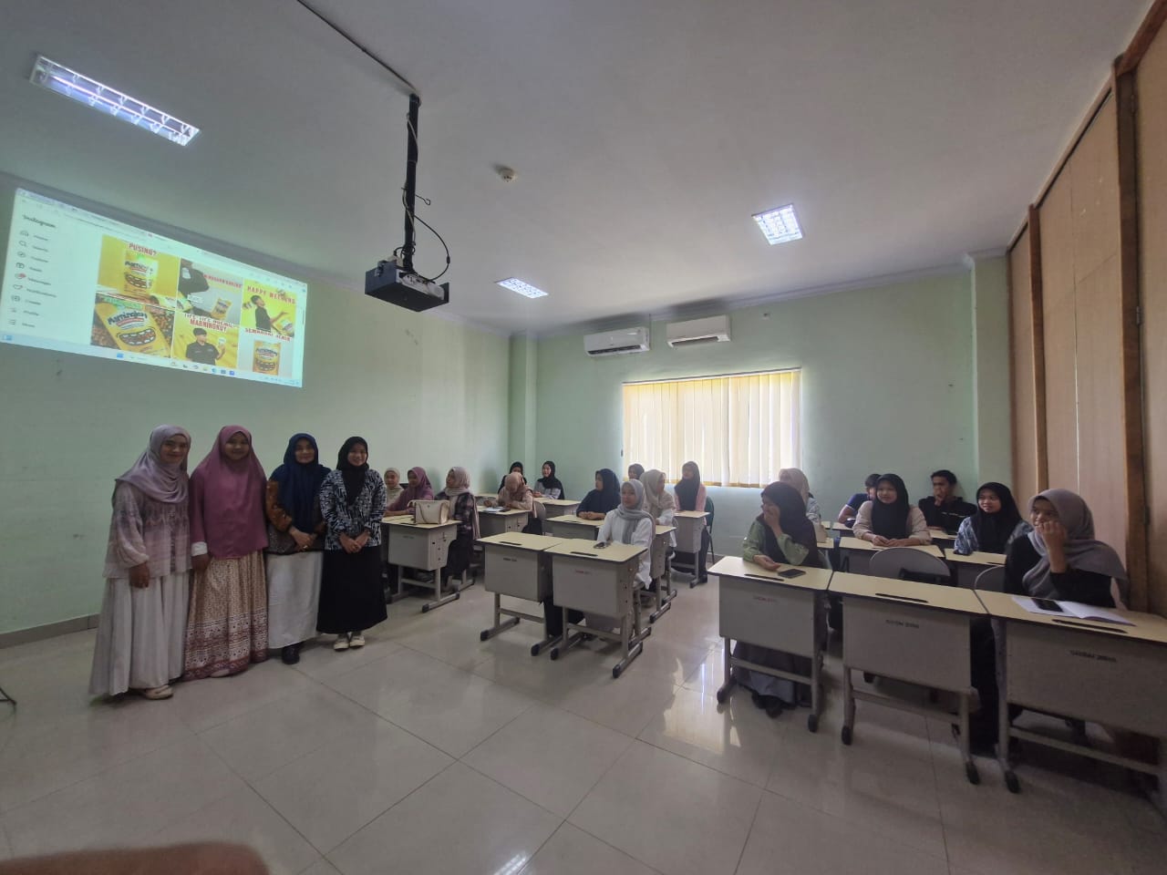 Kolaborasi Inspiratif: Mereview Produk Penjualan Mahasiswa Kewirausahaan Bersama Owner Sukses di Kelas